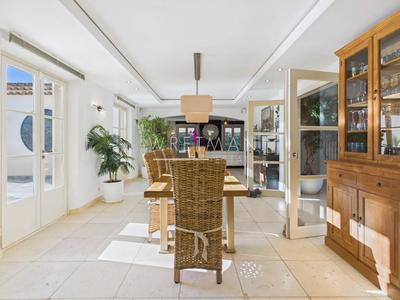 Villa - 252 m² - 6 pièces