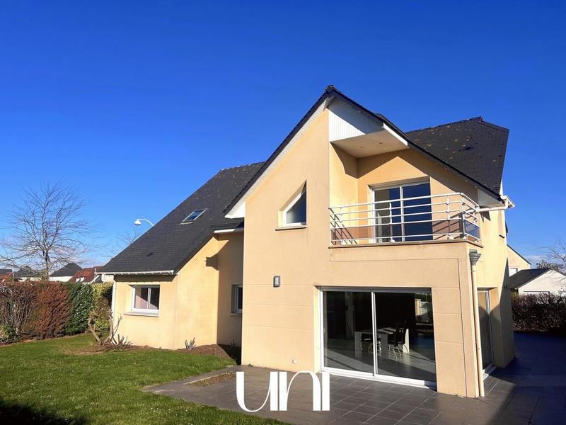 Maison - 235 m² - 8 pièces