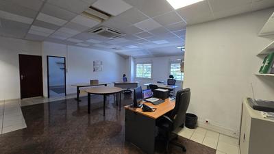 Entrepôt - 1 200 m²