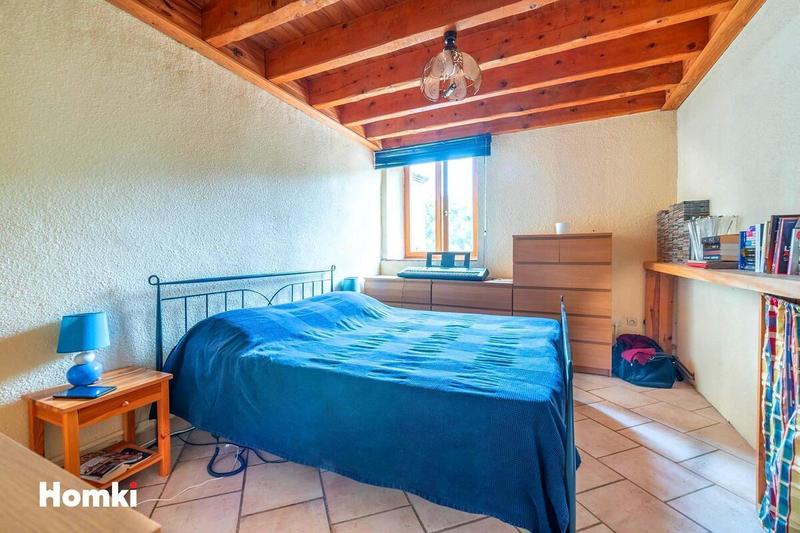 Maison - 1 800 m² - 31 pièces