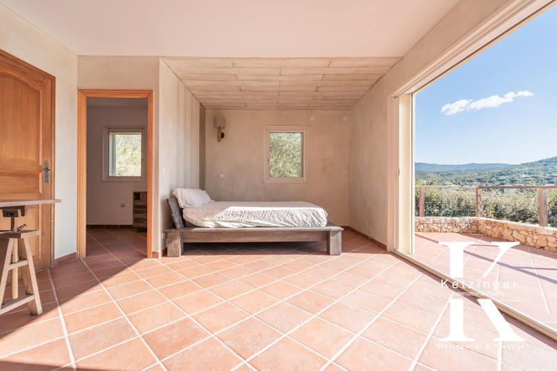 Villa - 256 m² - 6 pièces