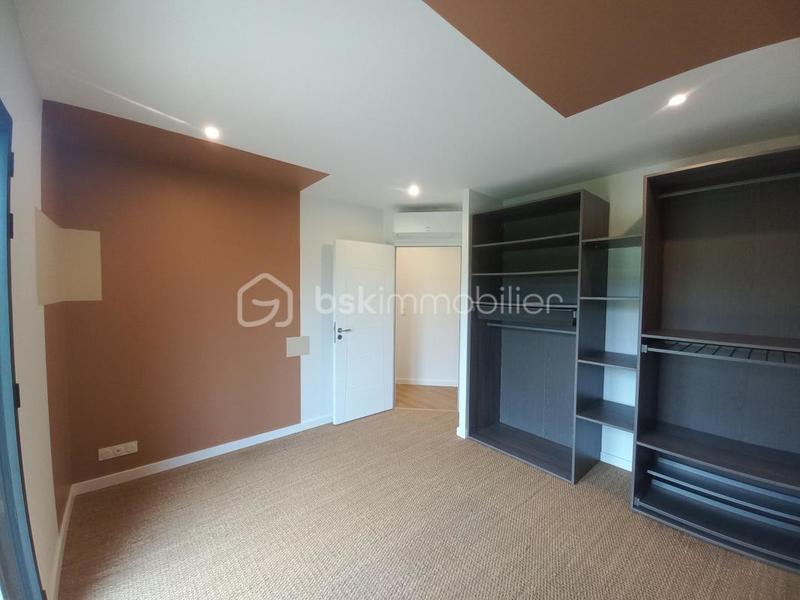 Maison traditionnelle - 220 m² - 8 pièces