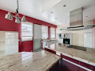 Maison - 240 m² - 7 pièces