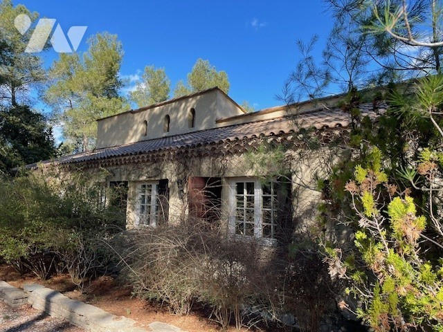 Maison - 234 m² - 8 pièces