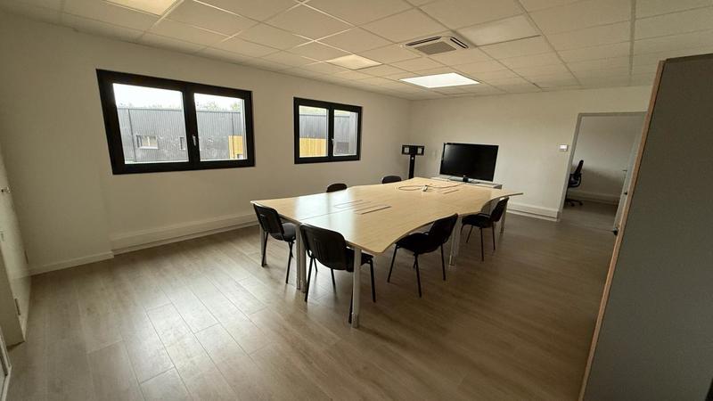 Local d'activité / Entrepôt - 225 m² - 4 pièces