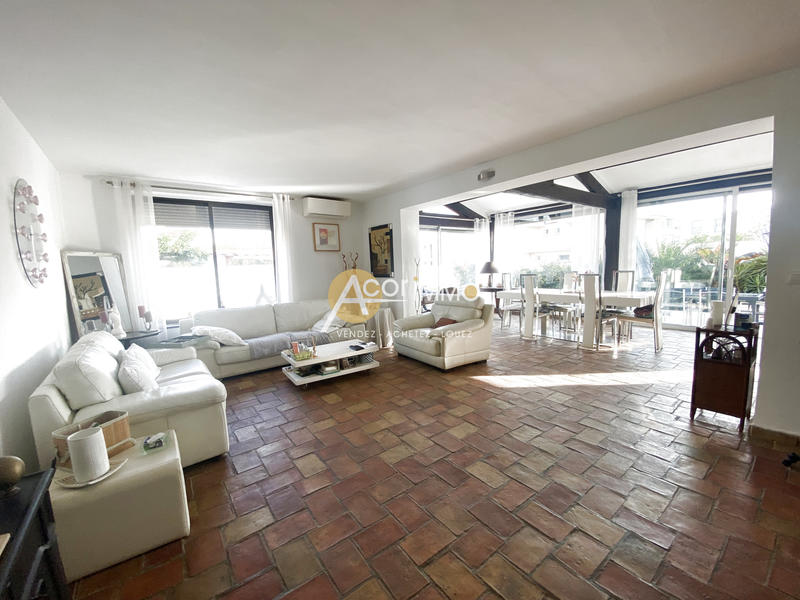 Maison - 220 m² - 8 pièces