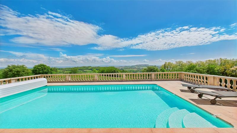 Propriété - 252 m² - 9 pièces