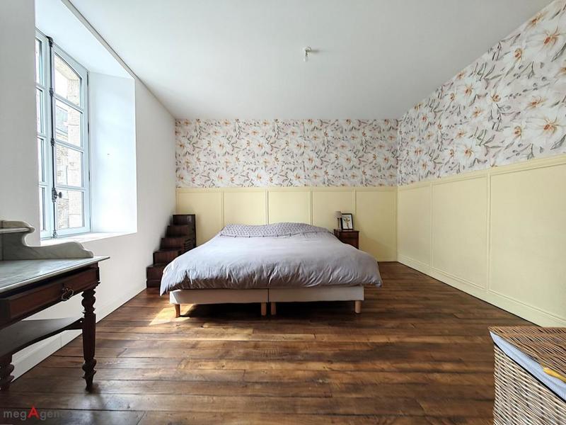 Maison - 225 m² - 9 pièces