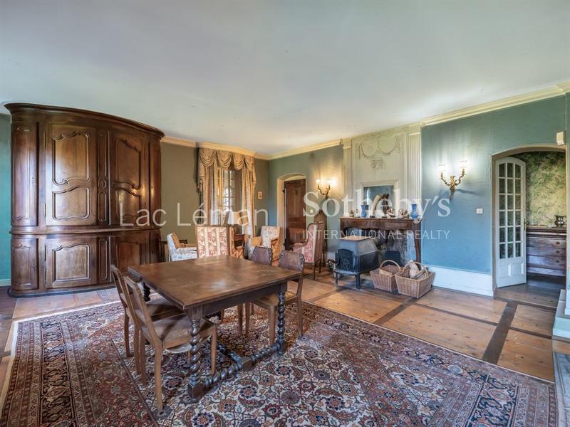 Maison - 1 131 m² - 15 pièces