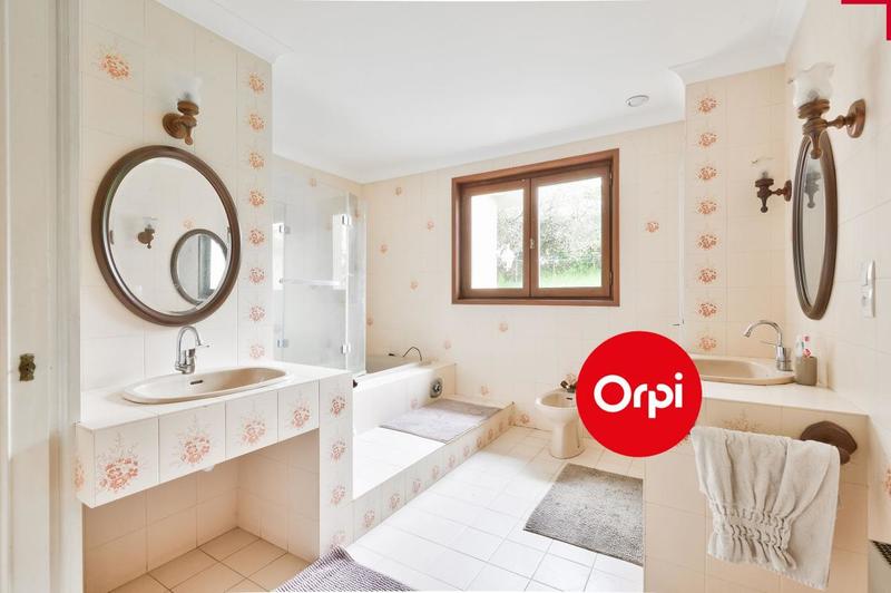 Maison - 256 m² - 6 pièces