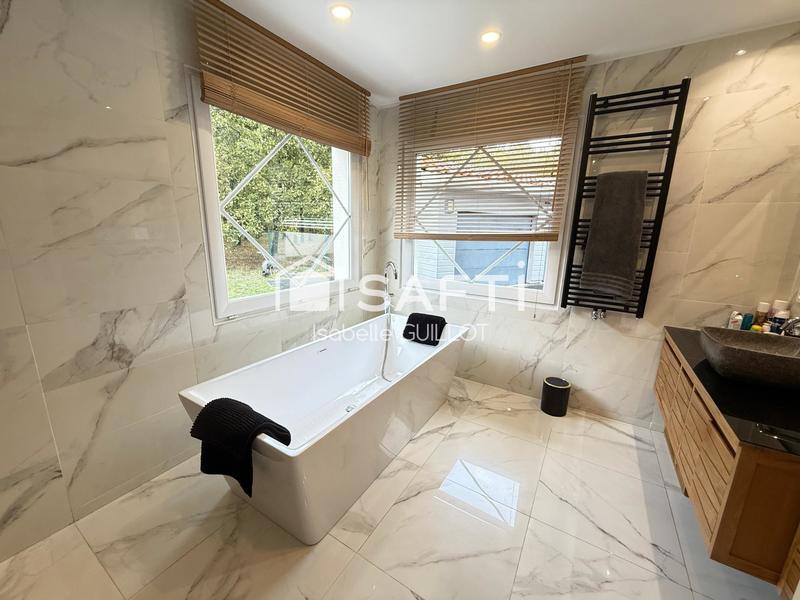 Maison - 240 m² - 9 pièces