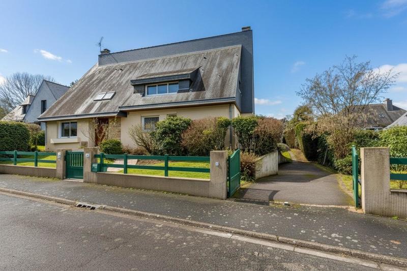 Maison - 241 m² - 8 pièces