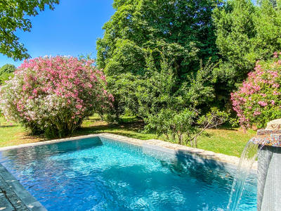 Propriété - 300 m² - 8 pièces