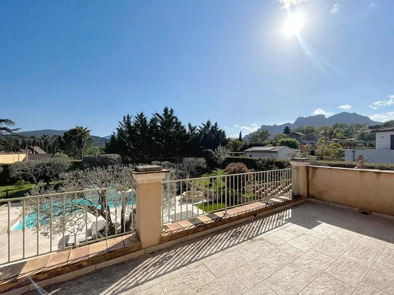 Villa - 240 m² - 7 pièces