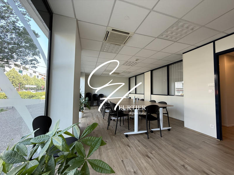 Local commercial - 334 m² - 14 pièces