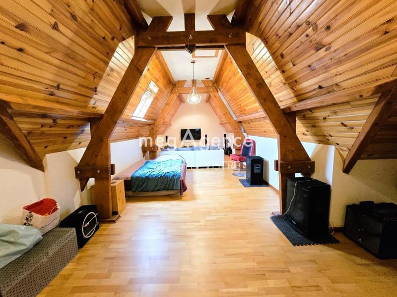 Maison - 210 m² - 8 pièces