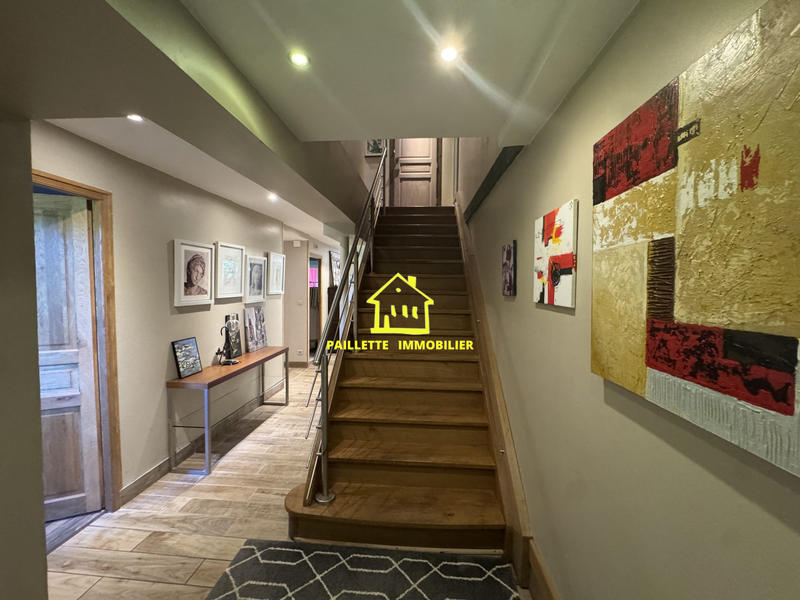 Maison traditionnelle - 355 m² - 7 pièces