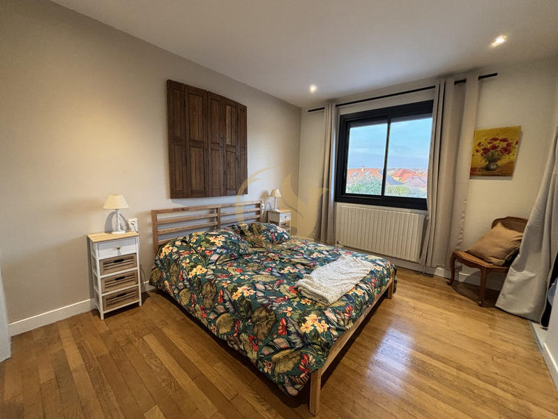 Maison - 230 m² - 8 pièces