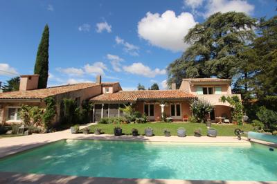 Maison - 230 m² - 10 pièces