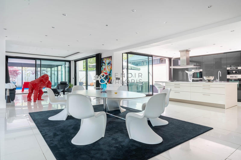 Maison contemporaine - 370 m² - 7 pièces