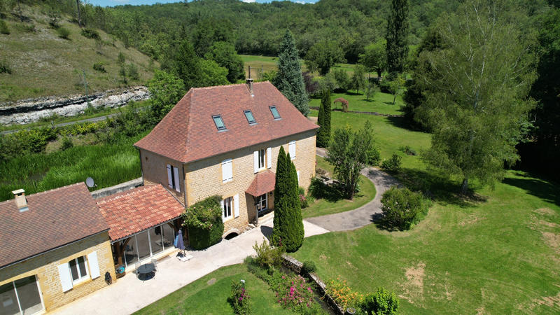 Maison - 279 m² - 9 pièces