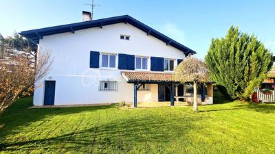 Maison traditionnelle - 186 m² - 7 pièces