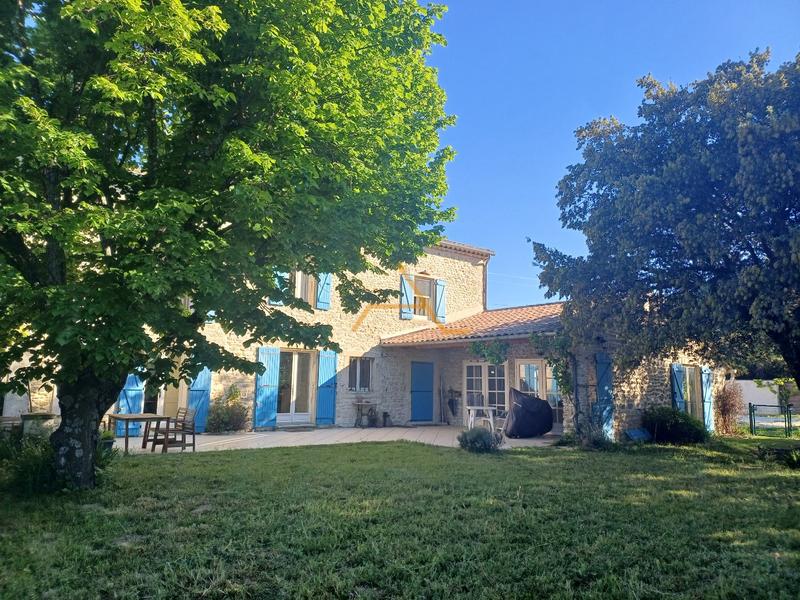 Maison en pierre - 273 m² - 7 pièces