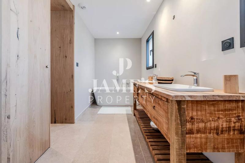 Maison - 210 m² - 6 pièces