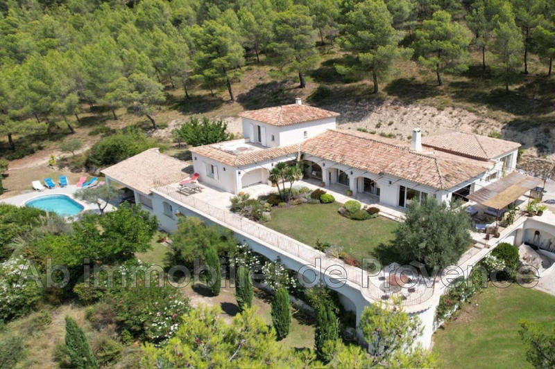 Propriété - 472 m²