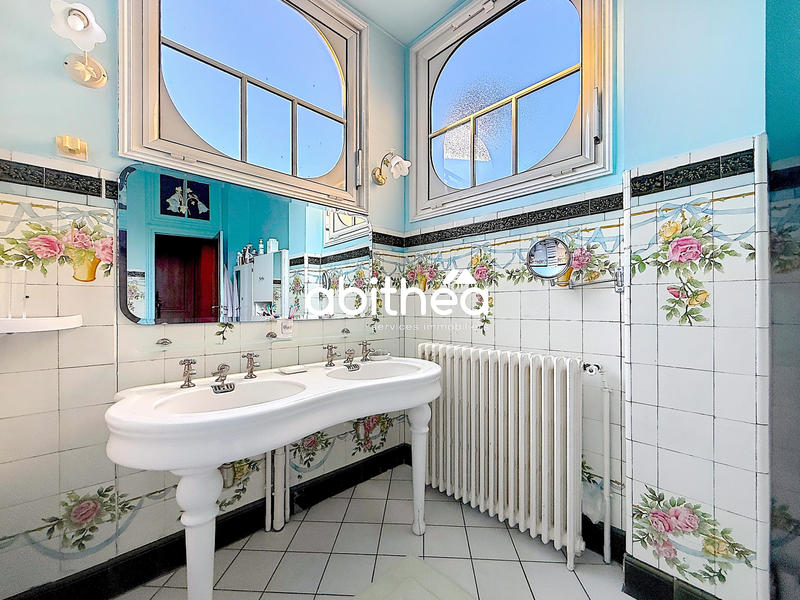 Maison - 370 m² - 12 pièces