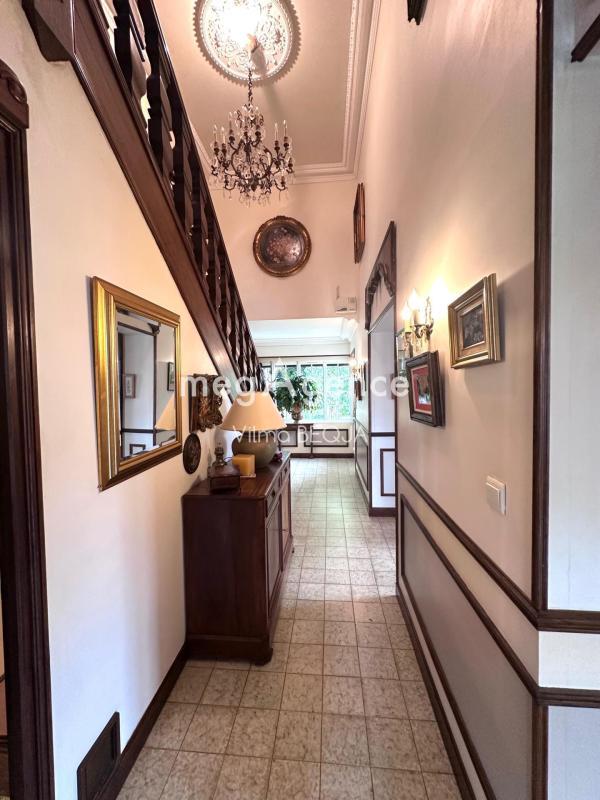 Maison - 220 m² - 7 pièces