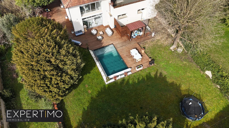 Maison - 241 m² - 6 pièces