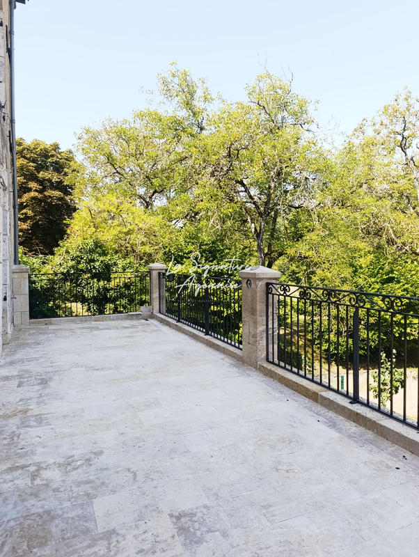 Propriété - 953 m² - 40 pièces