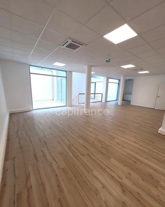 Local commercial - 200 m² - 4 pièces