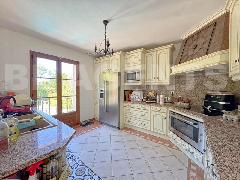 Maison - 243 m² - 8 pièces