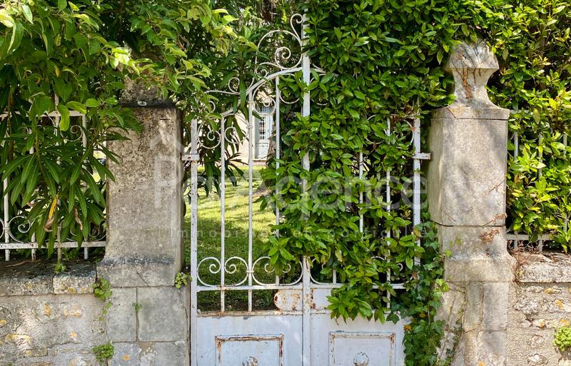 Propriété - 654 m² - 14 pièces