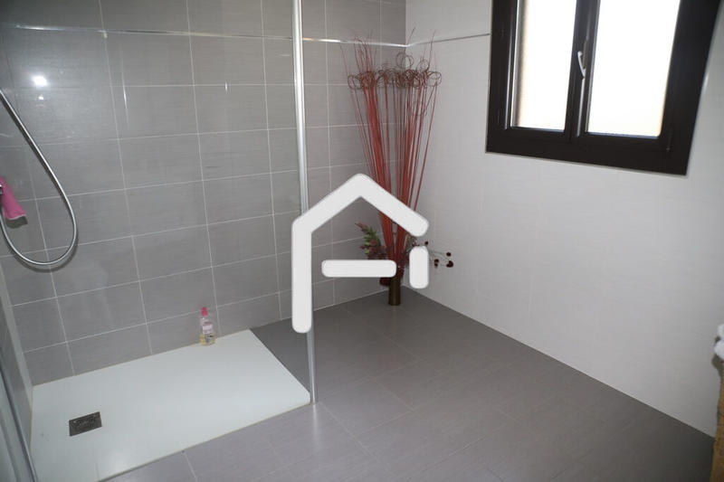 Maison - 250 m² - 6 pièces