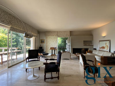 Maison - 317 m² - 11 pièces