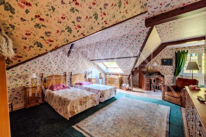 Maison traditionnelle - 270 m² - 8 pièces