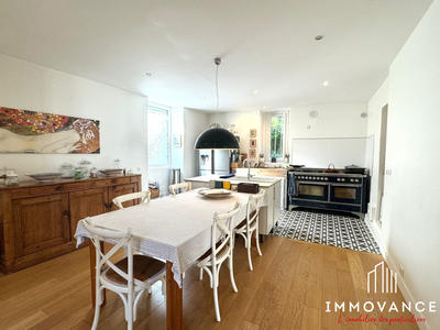 Maison - 206 m² - 7 pièces