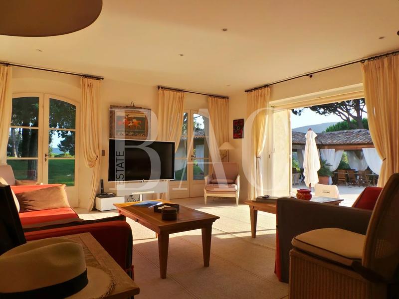 Propriété - 900 m² - 18 pièces