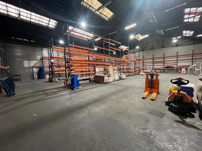 Entrepôt - 1 825 m²