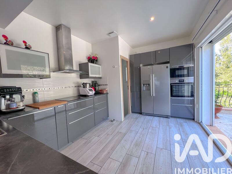 Maison - 240 m² - 7 pièces