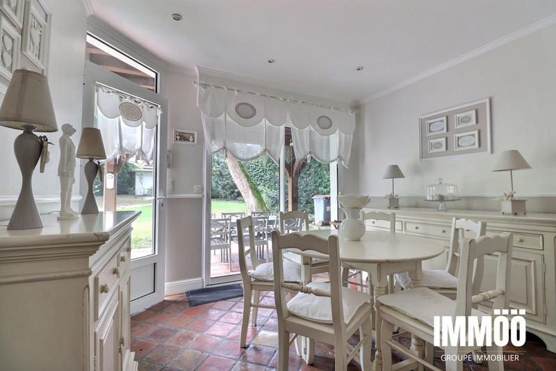 Maison - 225 m² - 10 pièces