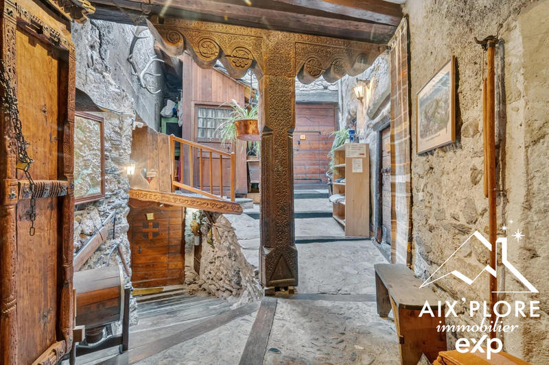 Maison - 438 m² - 12 pièces