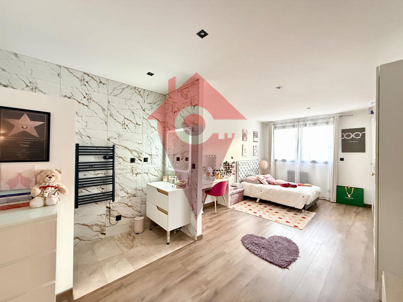 Maison - 400 m² - 8 pièces