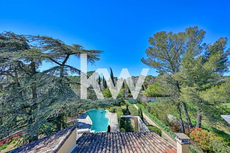 Maison - 285 m² - 8 pièces