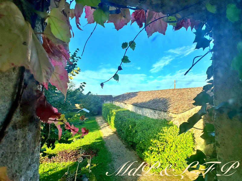 Maison - 711 m² - 11 pièces