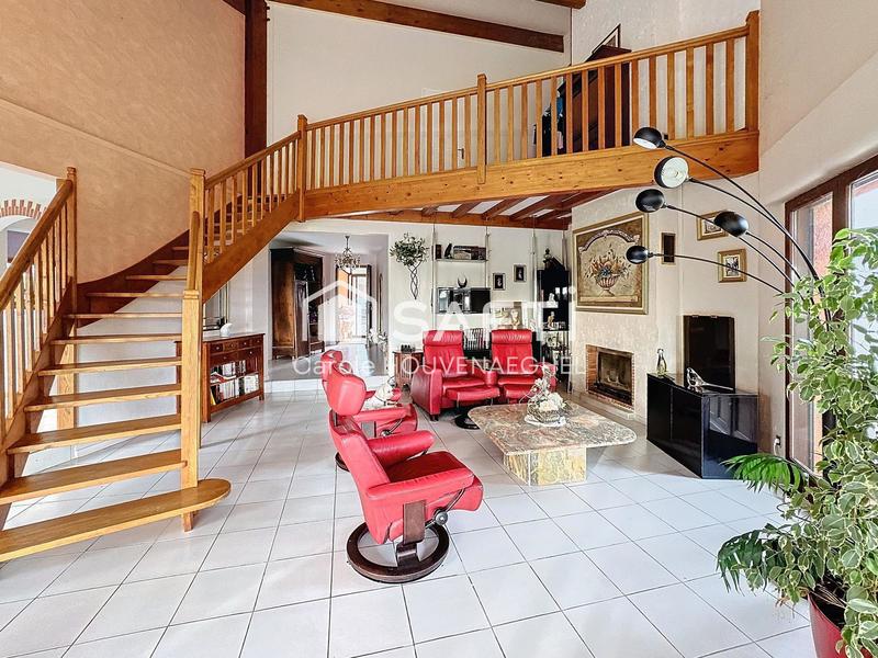 Maison - 260 m² - 9 pièces