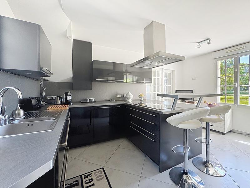 Maison - 300 m² - 10 pièces